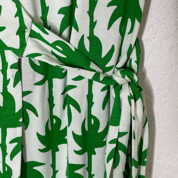 Diane Von Furstenberg 100% Silk Sleeveless Wrap Dress Size 2 Green Cream Printed - Picture 5 of 12
